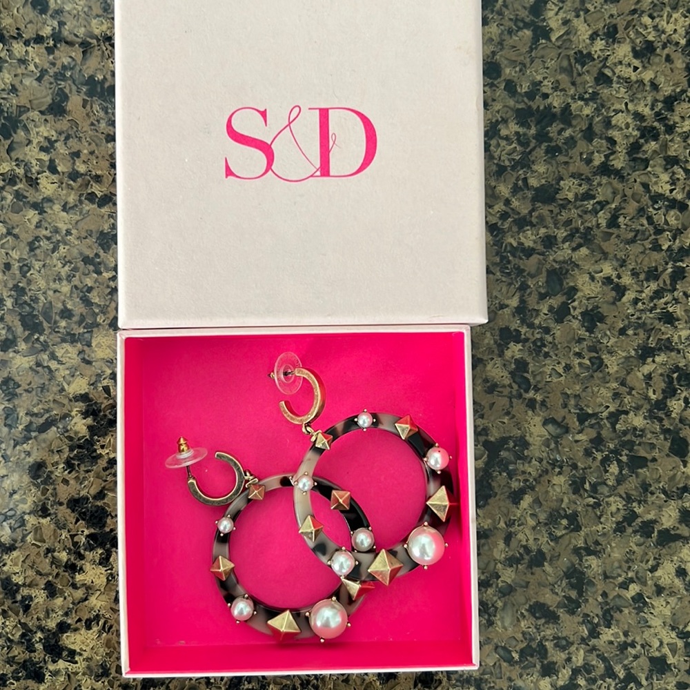 Beautiful earrings, can be dressed up or worn w jeans